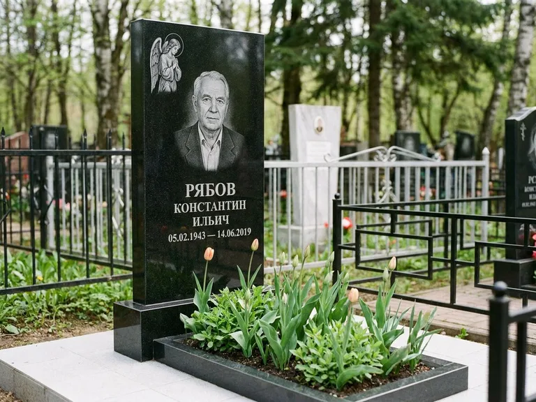 Памятник с гравировкой ангела — гравировка ангела с крестом рядом с эпитафией, работа «Фаддеев» в Саратове