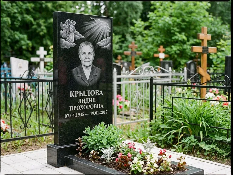Памятник с гравировкой ангела — гравировка ангела в облаках с лучами над портретом, работа «Лобанова» в Саратове
