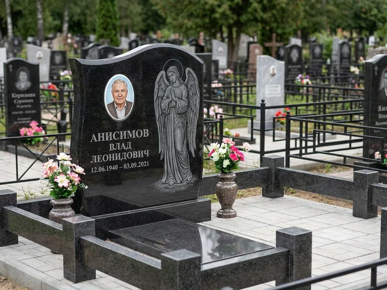 Памятник с гравировкой ангела — белая гравировка скорбящего ангела над портретом, работа «Свиридов» в Саратове