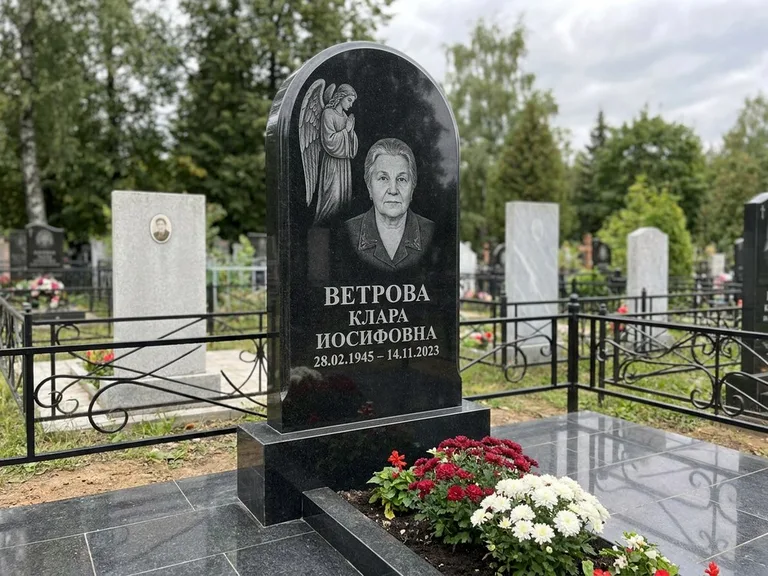 Памятник с гравировкой ангела — гравировка ангела-хранителя сбоку от портрета, работа «Игнатова» в Саратове