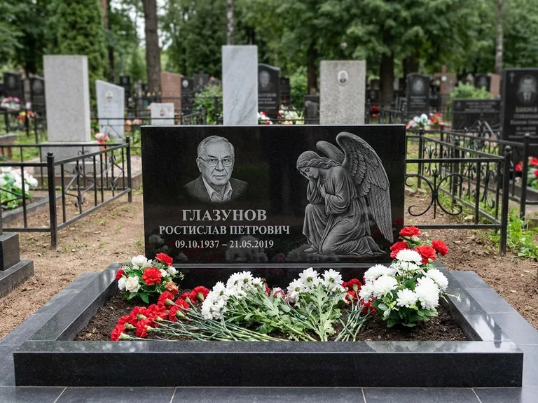 Памятник с гравировкой ангела — гравировка молящегося ангела в верхней части стелы, работа «Доронин» в Саратове
