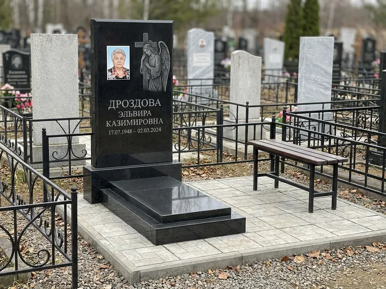 Памятник с гравировкой ангела — гравировка ангела с крестом рядом с эпитафией, работа «Яковлева» в Саратове