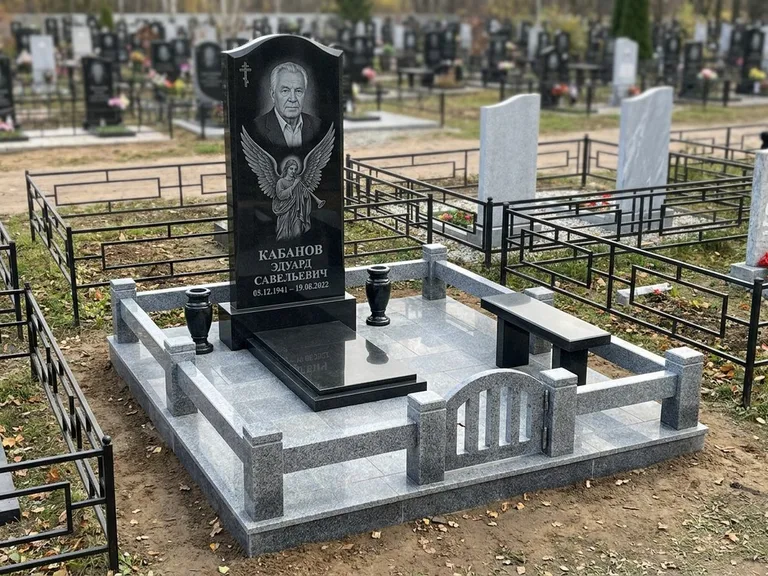 Памятник с гравировкой ангела — гравировка ангела с голубем по диагонали стелы, работа «Пономарёв» в Саратове
