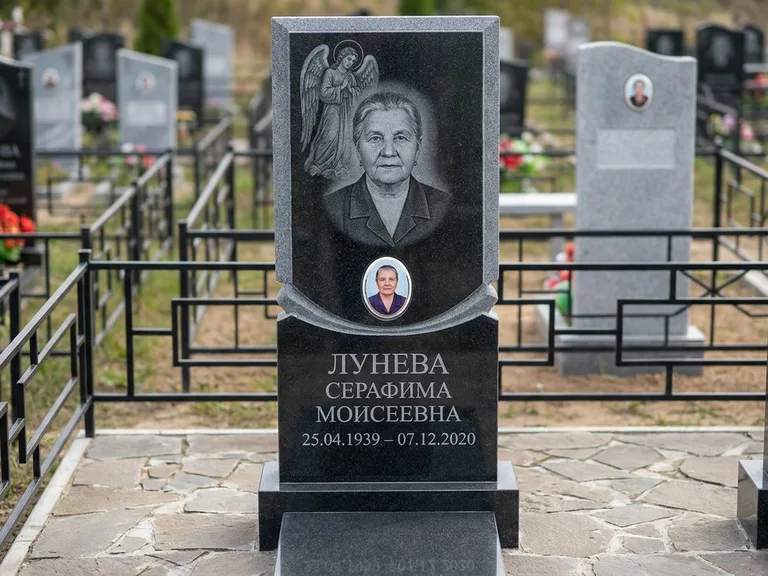 Памятник с гравировкой ангела — гравировка двух ангелов по сторонам портрета, работа «Журавлёва» в Саратове