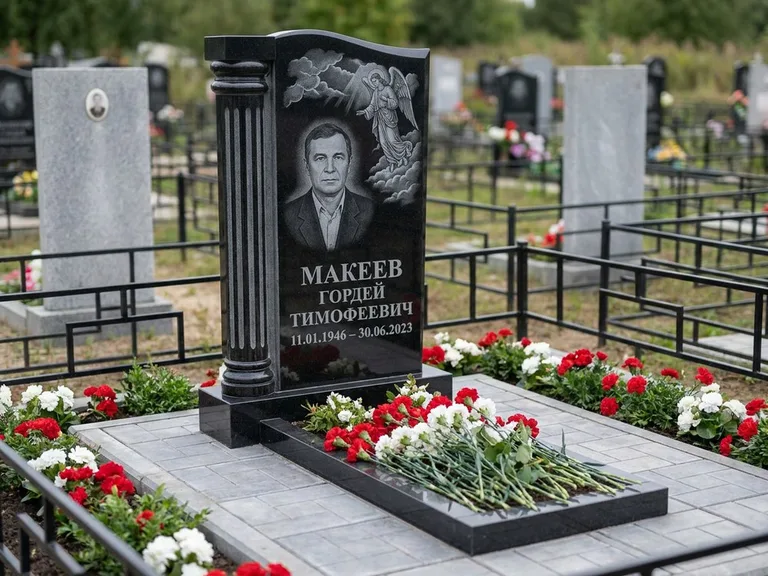 Памятник с гравировкой ангела — гравировка ангела в облаках с лучами над портретом, работа «Селиванов» в Саратове