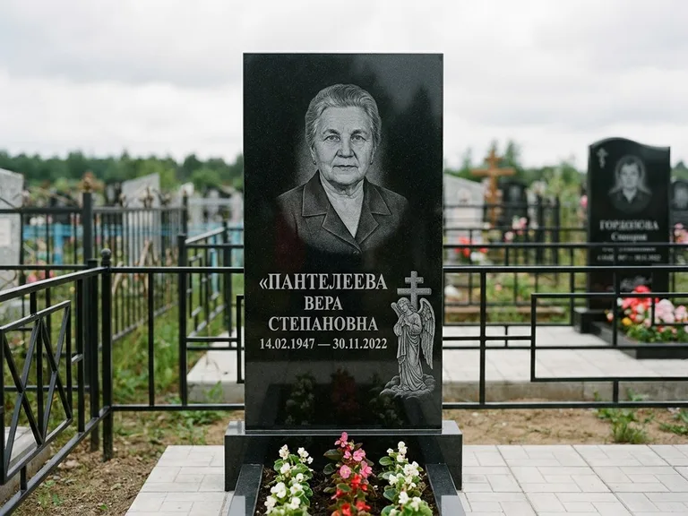 Памятник с гравировкой ангела — гравировка ангела с крестом рядом с эпитафией, работа «Пантелеева» в Саратове