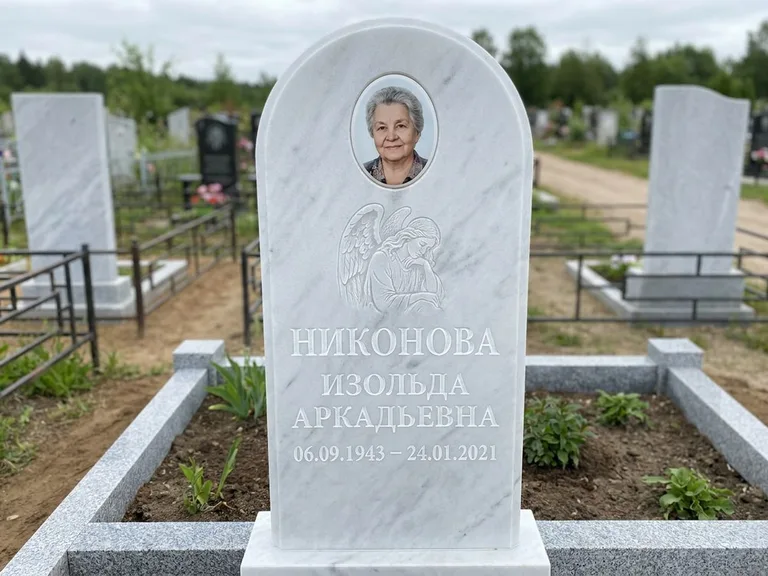 Памятник с гравировкой ангела — белая гравировка скорбящего ангела над портретом, работа «Гордеева» в Саратове