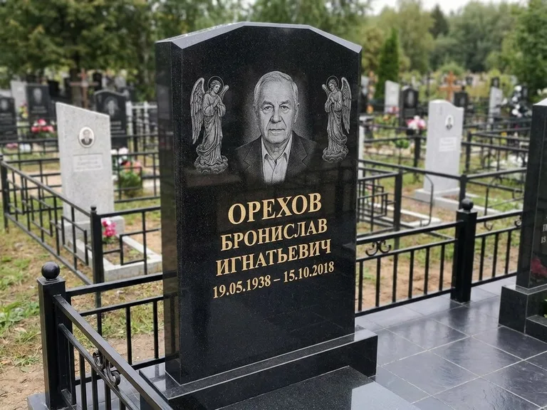 Памятник с гравировкой ангела — гравировка ангела-хранителя сбоку от портрета, работа «Фаддеев» в Саратове
