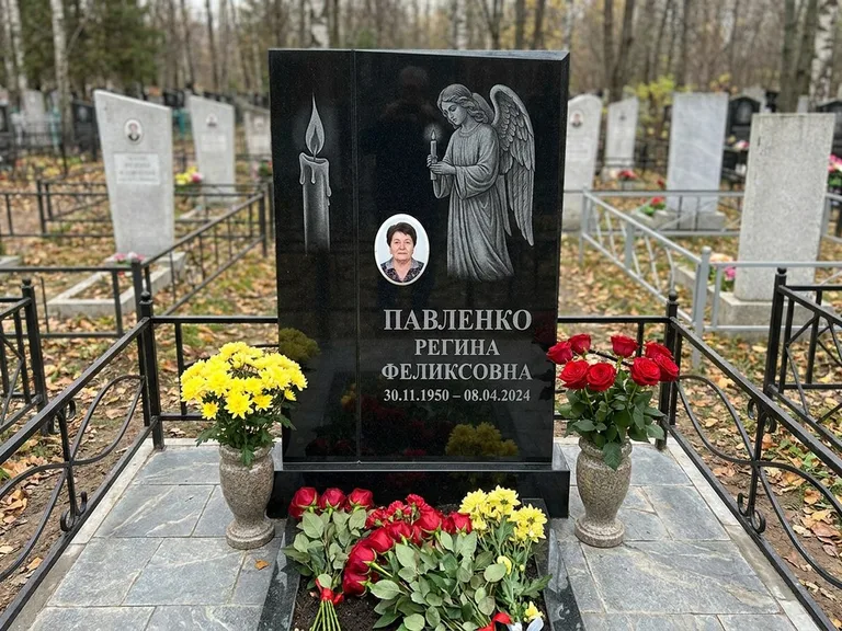 Памятник с гравировкой ангела — гравировка молящегося ангела в верхней части стелы, работа «Пантелеева» в Саратове