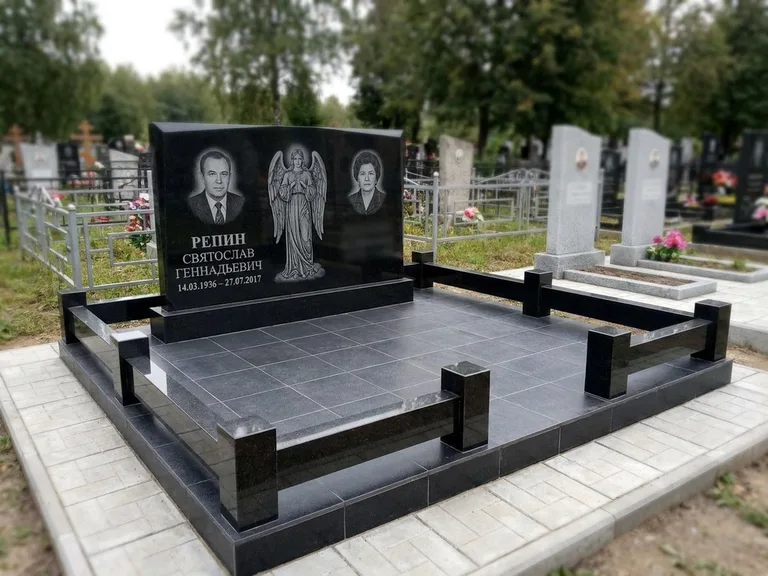 Памятник с гравировкой ангела — гравировка ангела с крестом рядом с эпитафией, работа «Касаткин» в Саратове