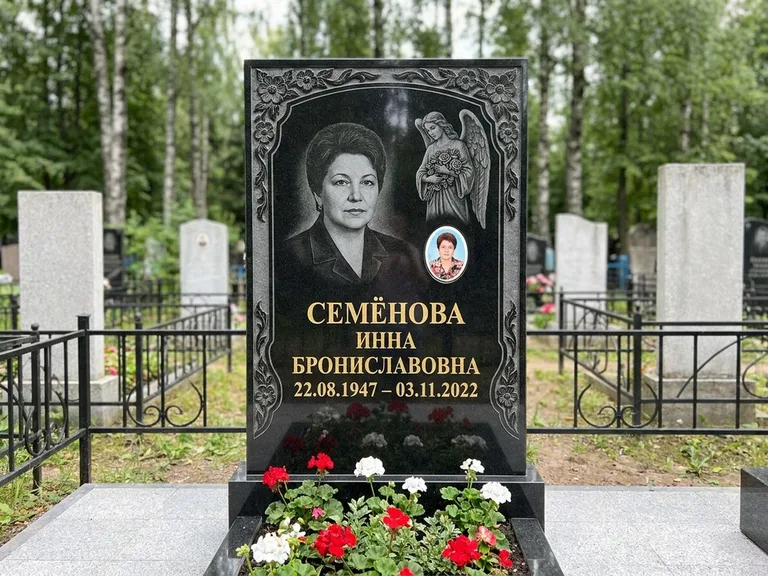 Памятник с гравировкой ангела — гравировка ангела с голубем по диагонали стелы, работа «Лобанова» в Саратове