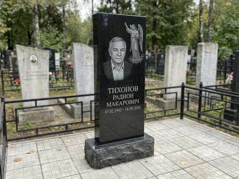 Памятник с гравировкой ангела — гравировка двух ангелов по сторонам портрета, работа «Свиридов» в Саратове