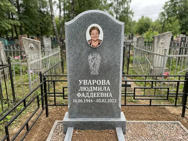 Памятник с гравировкой ангела — гравировка ангела в облаках с лучами над портретом, работа «Игнатова» в Саратове