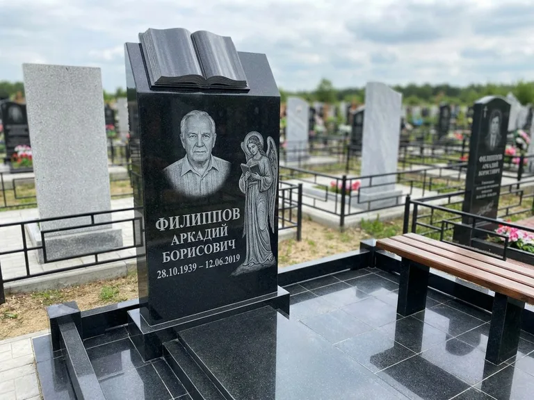Памятник с гравировкой ангела — белая гравировка скорбящего ангела над портретом, работа «Доронин» в Саратове