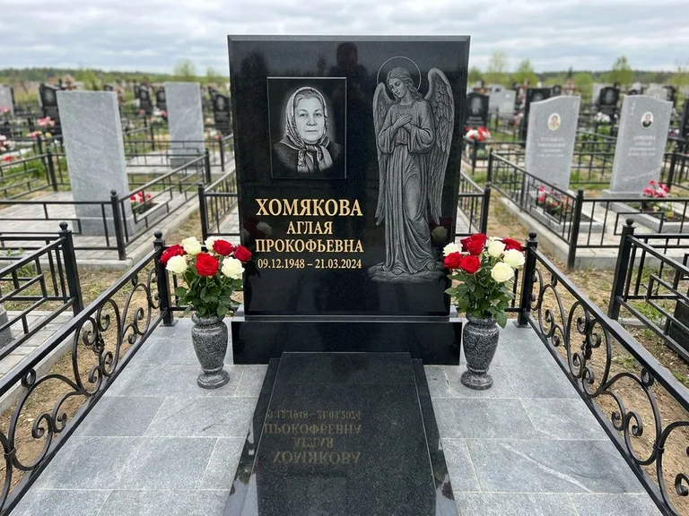 Памятник с гравировкой ангела — гравировка ангела-хранителя сбоку от портрета, работа «Яковлева» в Саратове