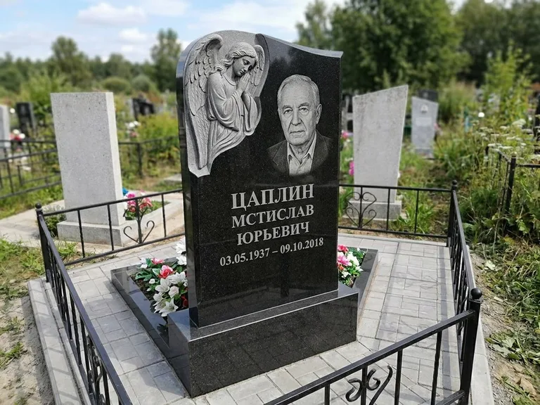 Памятник с гравировкой ангела — гравировка молящегося ангела в верхней части стелы, работа «Пономарёв» в Саратове