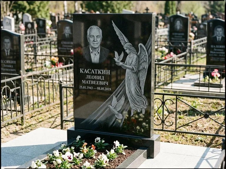 Памятник с гравировкой ангела — гравировка ангела с голубем по диагонали стелы, работа «Касаткин» в Саратове