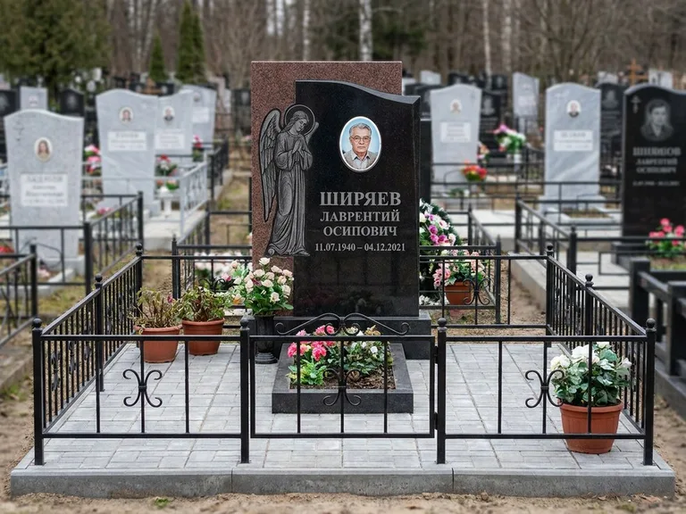 Памятник с гравировкой ангела — гравировка ангела с голубем по диагонали стелы, работа «Селиванов» в Саратове