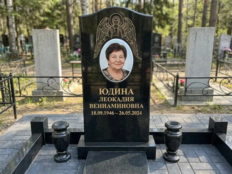 Памятник с гравировкой ангела — гравировка двух ангелов по сторонам портрета, работа «Гордеева» в Саратове