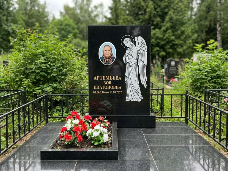 Памятник с гравировкой ангела — гравировка ангела в облаках с лучами над портретом, работа «Фаддеев» в Саратове