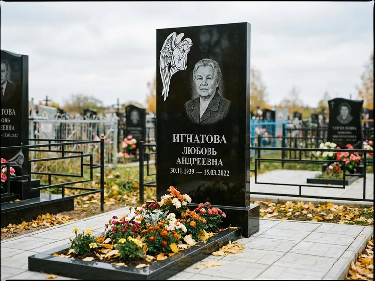 Памятник с гравировкой ангела — белая гравировка скорбящего ангела над портретом, работа «Игнатова» в Саратове