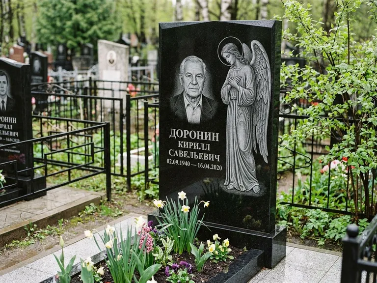 Памятник с гравировкой ангела — гравировка ангела-хранителя сбоку от портрета, работа «Доронин» в Саратове