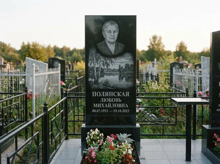 Памятник с гравировкой берёзы — гравировка берёзы у зеркального озера, работа «Полянская» в Саратове