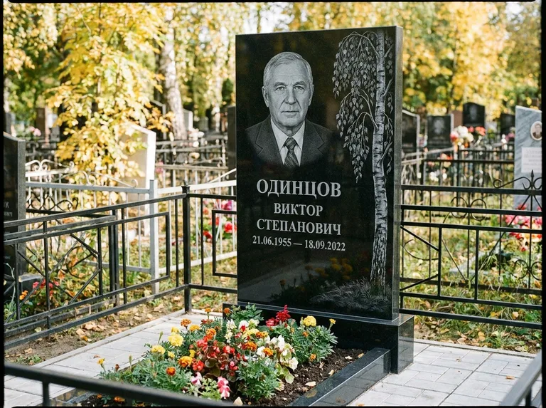 Памятник с гравировкой берёзы — гравировка плакучей берёзы с тонкими ветвями, работа «Одинцов» в Саратове