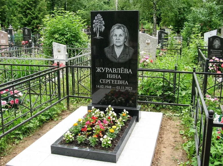 Памятник с гравировкой берёзы — гравировка одинокой берёзы над именем, работа «Журавлёва» в Саратове