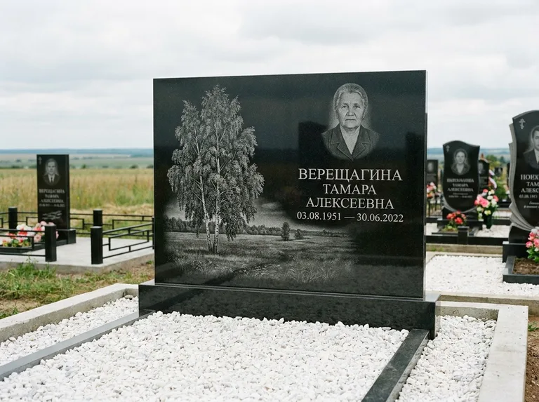 Памятник с гравировкой берёзы: широкая горизонтальная стела — берёза у поля, простор до горизонта, белая мраморная крошка с бордюром, работа «Верещагина» в Саратове