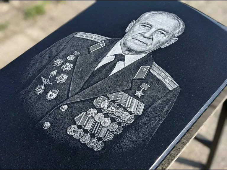 Гравировка фото на памятнике — военный / ветеран в Саратове