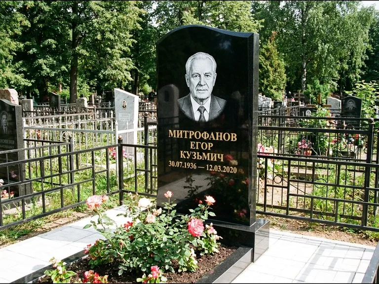 Гравировка портрета на чёрном граните — выполненная работа 29 в Саратове