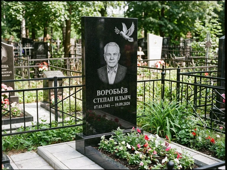 Гравировка голубей на памятник в Саратове — памятник из чёрного гранита с гравировкой