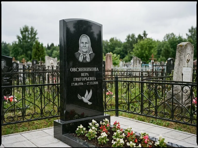 Памятник с гравировкой голубей — гравировка голубя с оливковой ветвью рядом с эпитафией, работа «Овсянникова» в Саратове