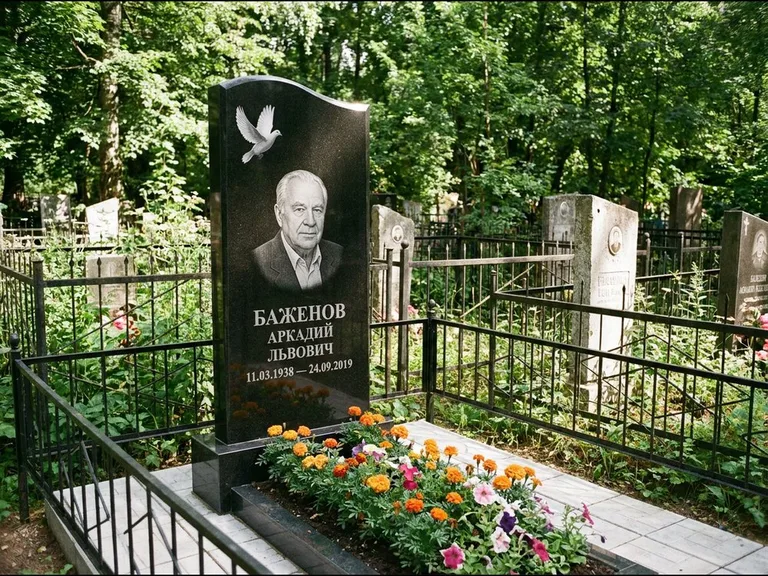 Памятник с гравировкой голубей — белая гравировка взлетающего голубя над портретом, работа «Баженов» в Саратове