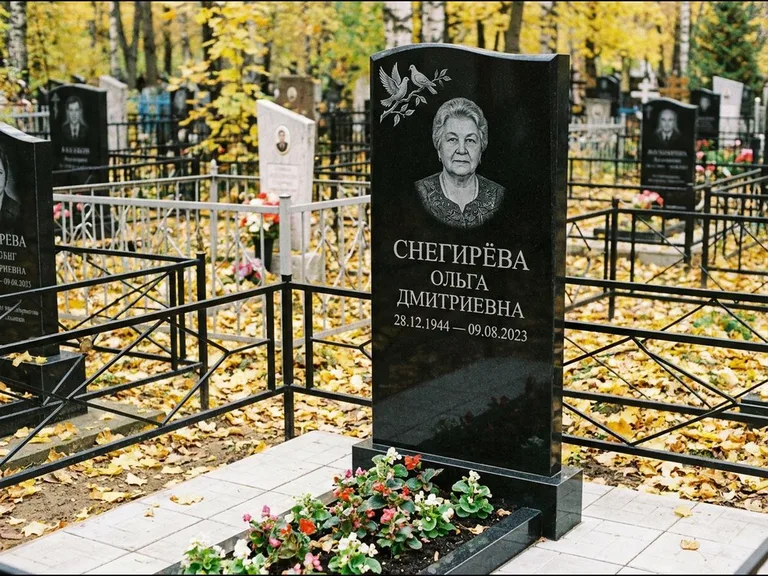 Памятник с гравировкой голубей — гравировка пары голубей на ветке в верхнем углу стелы, работа «Снегирёва» в Саратове