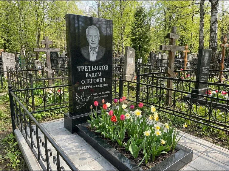 Памятник с гравировкой голубей — гравировка голубя с оливковой ветвью рядом с эпитафией, работа «Третьяков» в Саратове