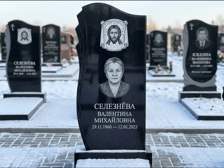 Памятник с гравировкой иконы — Казанская икона Божией Матери на стеле, работа «Одинцов» в Саратове