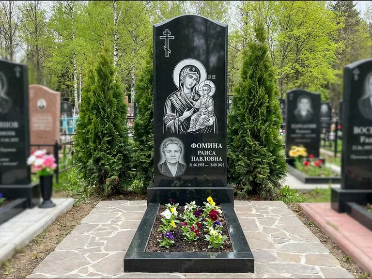 Памятник с гравировкой иконы — икона в резном киоте, работа «Гущин» в Саратове