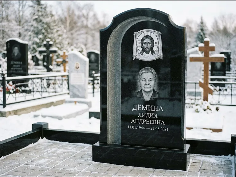 Памятник с гравировкой иконы: гранёный восьмиугольный обелиск с крестом — гравировка Николая Чудотворца, семейный участок с гранитной скамьёй, работа «Зотов» в Саратове