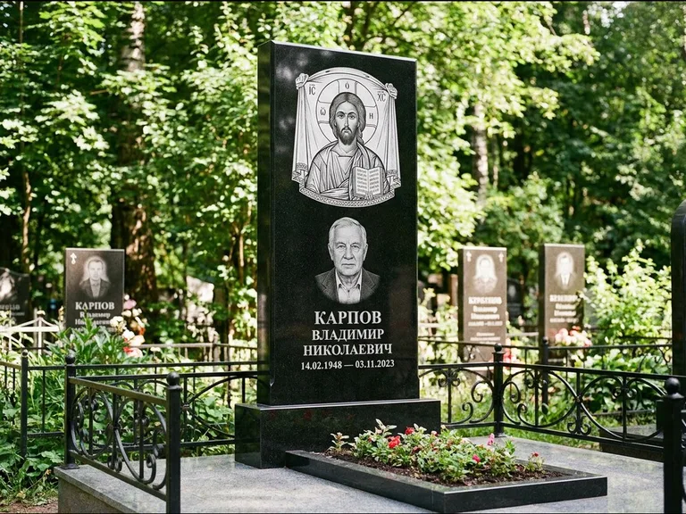 Памятник с гравировкой иконы: широкая двойная семейная стела — золочёный нимб на образе, цветник с красными розами, работа «Воронцова» в Саратове