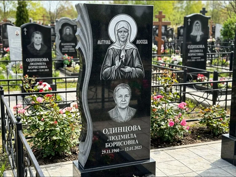 Памятник с гравировкой иконы: ступенчатая двухуровневая стела — Архангел Михаил на стеле, каменная дорожка из плитняка, работа «Одинцов» в Саратове