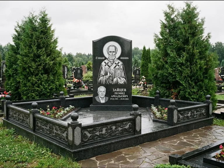 Памятник с гравировкой иконы: стела с гранитным столиком и скамьёй — Архангел Михаил на стеле, семейный участок с плиткой, работа «Верещагина» в Саратове