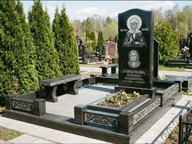 Памятник с гравировкой иконы: стела в форме раскрытой книги с образом — гравировка образа Спасителя, цоколь тёмной плиткой, работа «Зотов» в Саратове