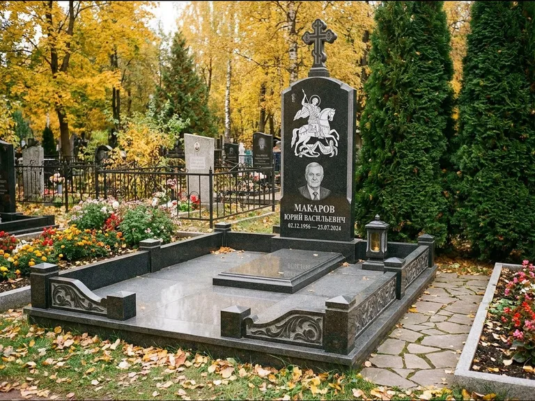 Памятник с гравировкой иконы: ступенчатая трёхуровневая стела — золочёный нимб на образе, дорожка из природного плитняка, работа «Лебедева» в Саратове