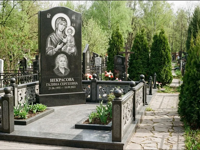 Памятник с гравировкой иконы: полукруглая стела с купольным навершием — Архангел Михаил на стеле, заснеженный зимний участок, работа «Гущин» в Саратове