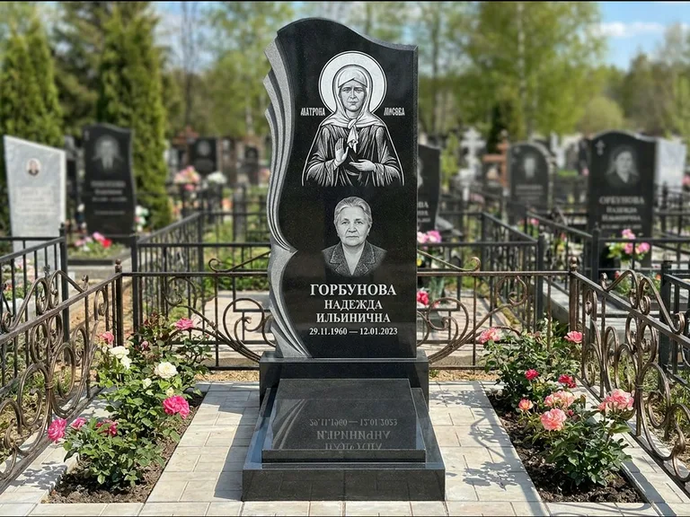 Памятник с гравировкой иконы — икона в резном киоте, работа «Одинцов» в Саратове