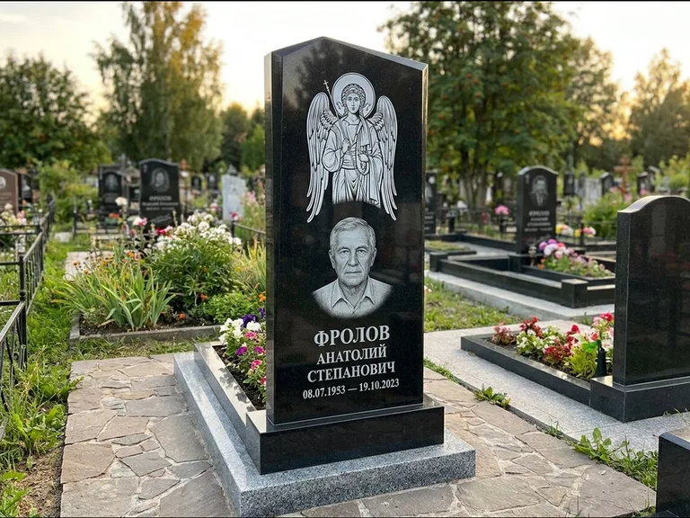 Памятник с гравировкой иконы — Владимирская икона Божией Матери с Младенцем, работа «Мельникова» в Саратове