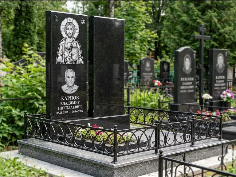 Памятник с гравировкой иконы — Казанская икона Божией Матери на стеле, работа «Богданова» в Саратове