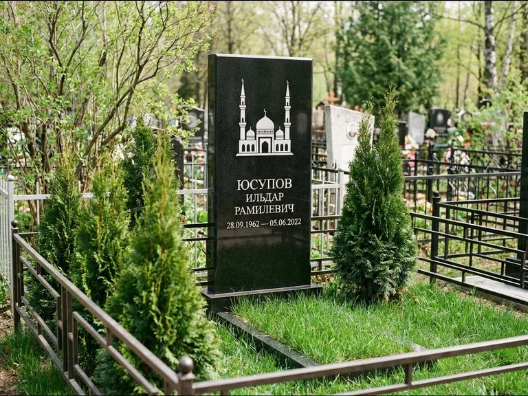 Мусульманский памятник с гравировкой мечети — силуэт мечети с двумя минаретами над именем, работа «Юсупов» в Саратове